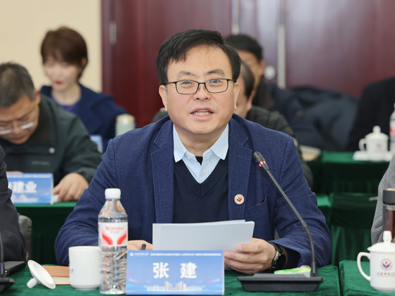 一群人坐在桌子前 AI 生成的内容可能不正确。