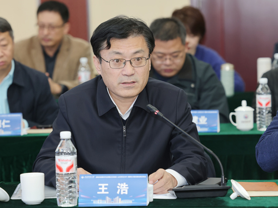 一群人坐在桌子前 AI 生成的内容可能不正确。