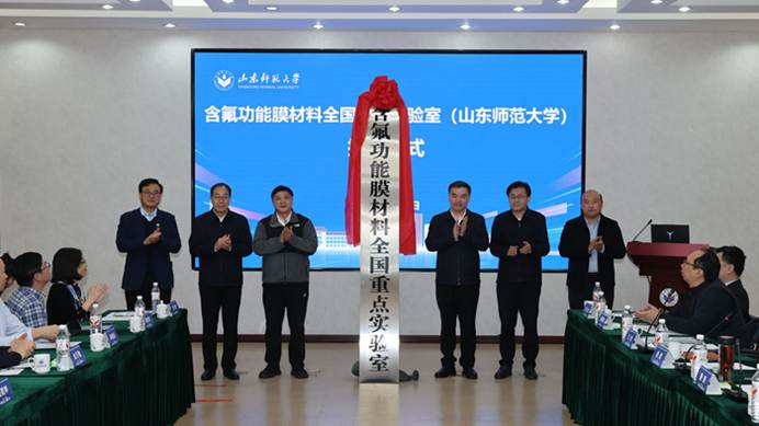 一群人站在屏幕前 AI 生成的内容可能不正确。