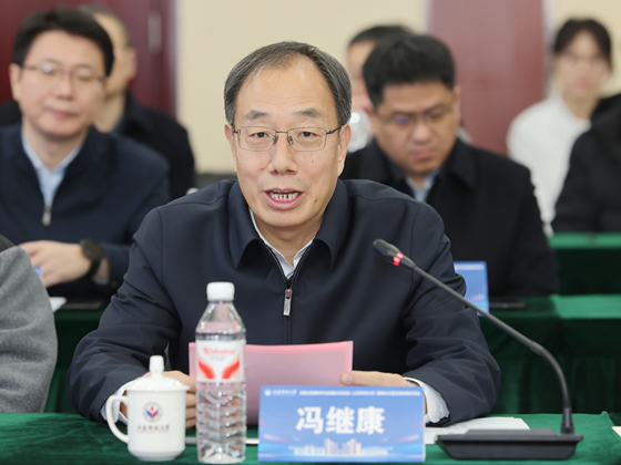 一群人坐在桌子前 AI 生成的内容可能不正确。